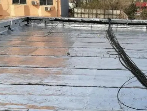 景德镇市卫生间漏水维修公司分享下景德镇市屋面楼顶防水刚性防水层施工要点。